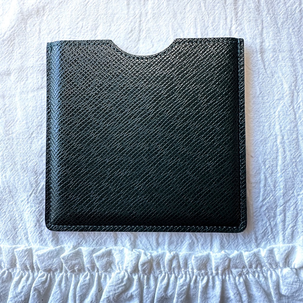 Excellent condition Authentic Louis Vuitton Taiga Leather Wallet. Green. - Picture 16 of 16